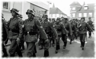 Tyske soldater marcherer i Holbæk.