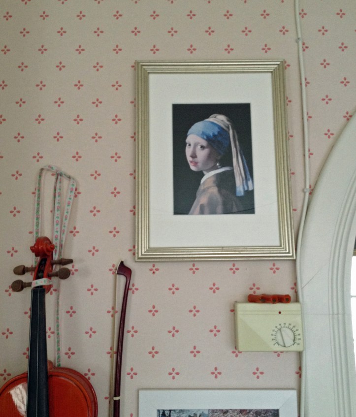 Pigen med perleøreringen