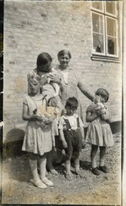 Frk. Ejbye med børnene og deres dukker og kæledyr