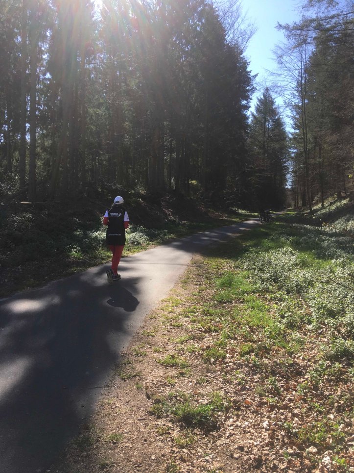 Maria suses afsted på stien med både skyggefulde træer, men bøger er ikke sprunget ud